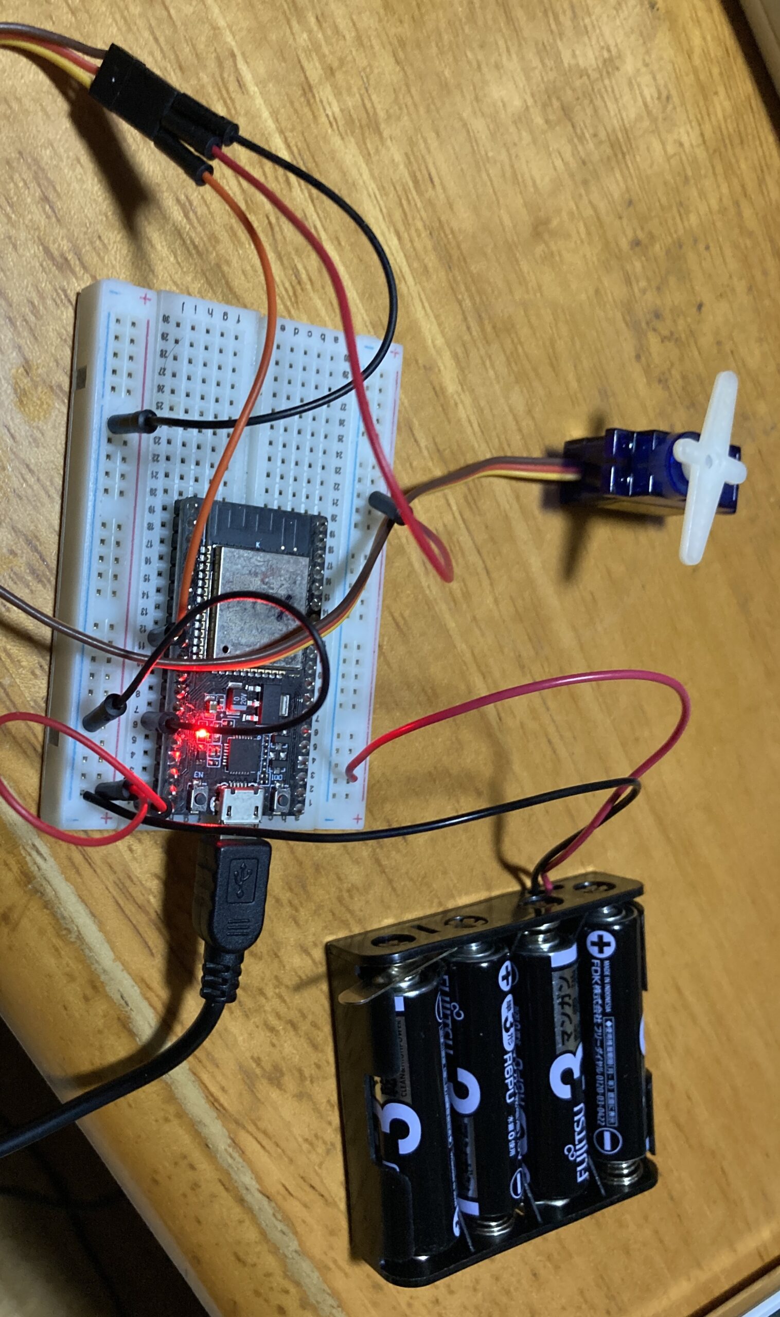 ESP32とサーボモーター、乾電池ボックスをブレッドボードで組んだところ